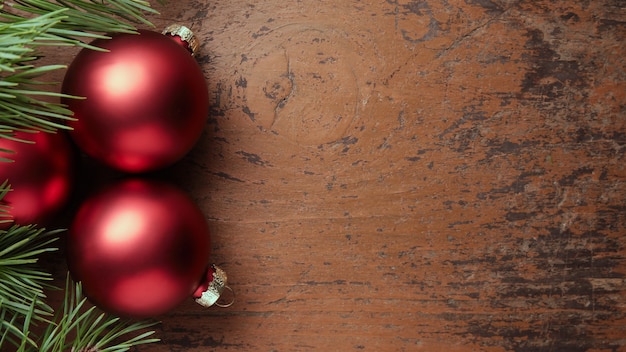 Bolas de vidrio rojo Ramas de abeto verde y copie el espacio Navidad y año nuevo