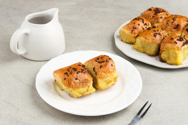 Bolen Pisang es un plato ligero hecho de plátanos cubiertos con láminas enrolladas de masa de hojaldre.