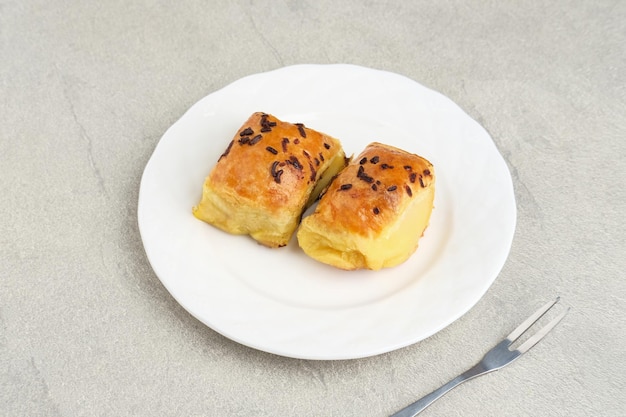 Bolen Pisang es un plato ligero hecho de plátanos cubiertos con láminas enrolladas de masa de hojaldre.