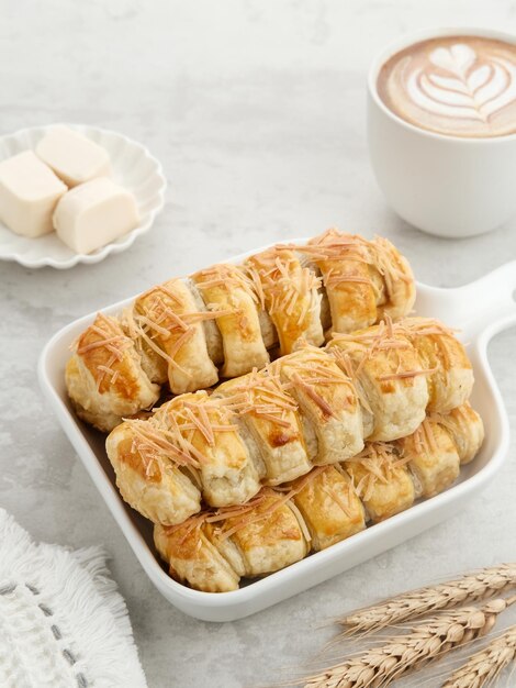 Bolen Pisang es un plato ligero hecho de plátanos cubiertos con láminas enrolladas de masa de hojaldre.