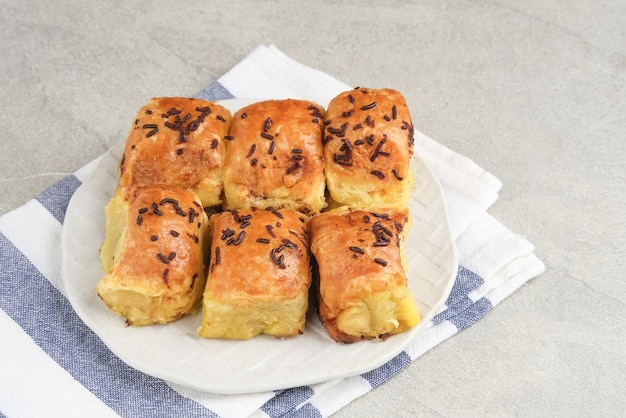 Bolen Pisang ist ein leichtes Gericht aus Bananen, die mit gerollten Blätterteig bedeckt sind