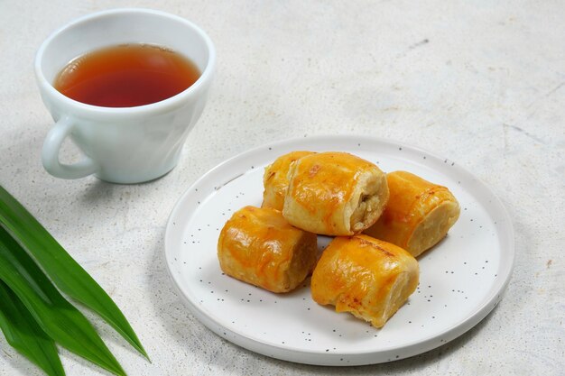 bolen pisang ist ein Snack aus in Gebäck eingewickelten Bananen und ein typisches Essen aus Bandung