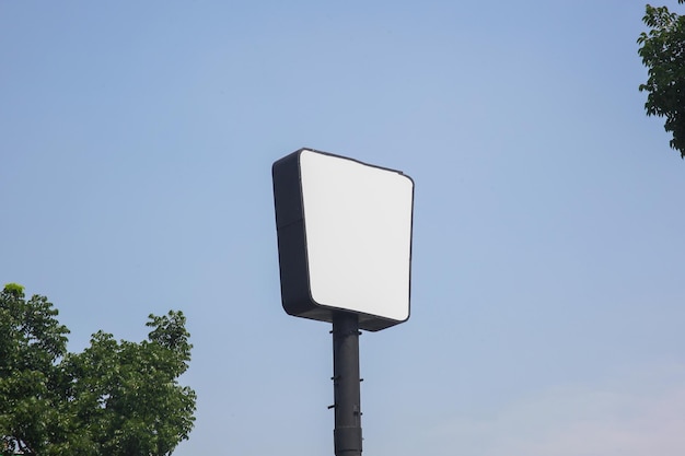 Boletim publicitário em branco no poste no céu azul
