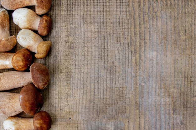 Foto boleto de cogumelo sobre fundo de madeira. cogumelos cep de outono