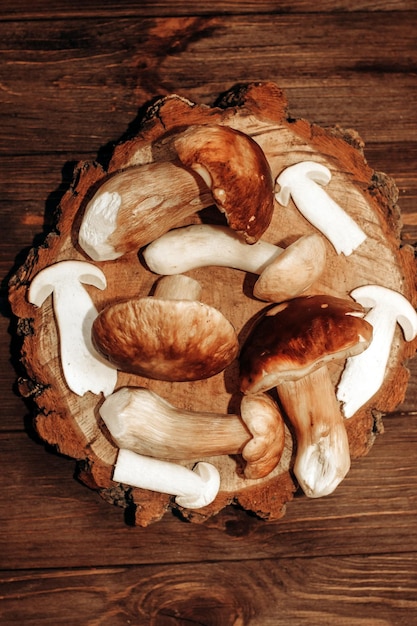 Boletus edulis em uma mesa feita de preparação de placas marrons para comer