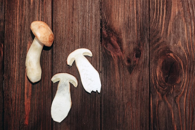 Boletus edulis sobre una mesa hecha de tablas marrones preparadas para comer