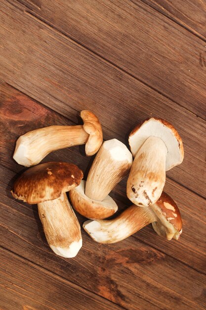 Boletus edulis sobre una mesa hecha de tablas marrones preparadas para comer