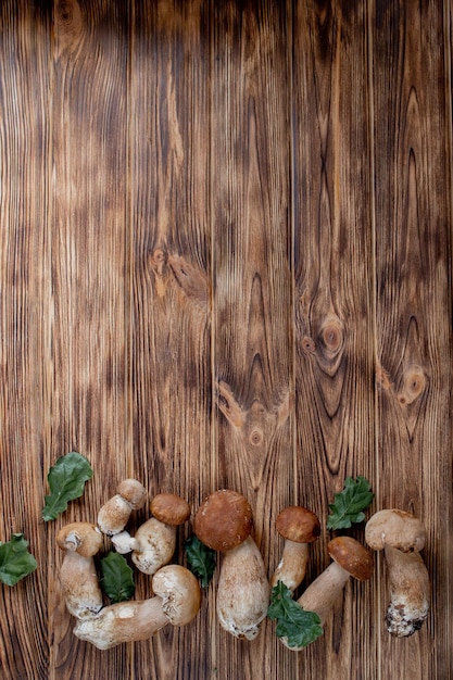 Boletus de hongos sobre fondo de madera Hongos Cep de otoño Ceps Boletus edulis sobre fondo de madera de cerca en una mesa rústica de madera Cocinar deliciosos hongos orgánicos Comida gourmet