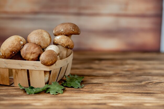 Boletus de setas sobre fondo de madera. Hongos Cep de otoño. Ceps Boletus edulis sobre fondo de madera, cerca de la mesa rústica de madera. Cocinar deliciosos hongos orgánicos. Comida gourmet.