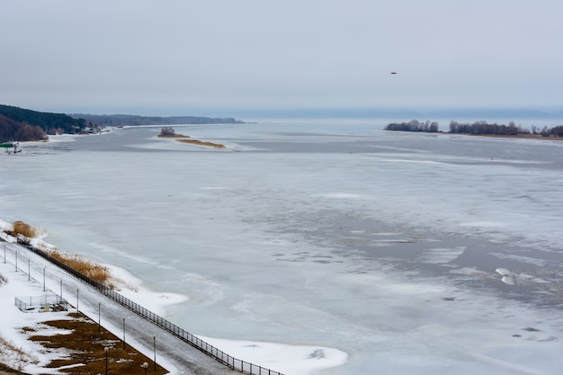 Bolgar historischer und archäologischer Komplex. Winterlandschaft an einem bewölkten Tag in Bolgar, Tatarstan, Russland.