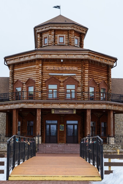 Bolgar, Russland - 20. März 2020: Historischer und archäologischer Komplex Bolgar. Holzhaus im Brotmuseum.