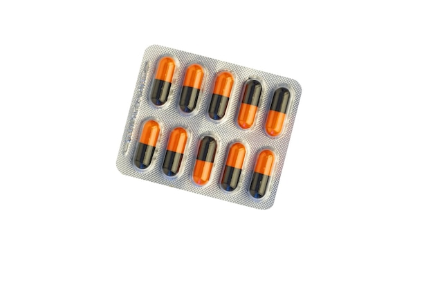 Foto bolha com pílulas brilhantes isoladas na vista superior branca