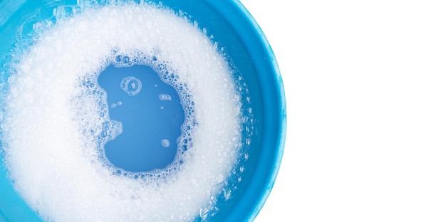 Bolha de espuma detergente na bacia azul