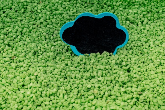 Bolha de fala colocada na areia de cor verde