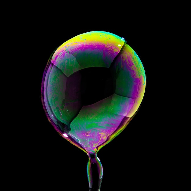 Bolha de sabão Fyling em cores coloridas no fundo preto