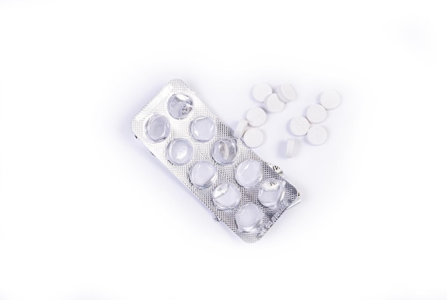 Bolha médica de pílulas em um fundo branco isolado com reflexão Sapsule pílulas em bolha em um branco