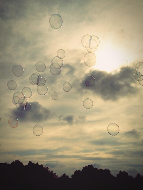 Foto bolhas contra o céu