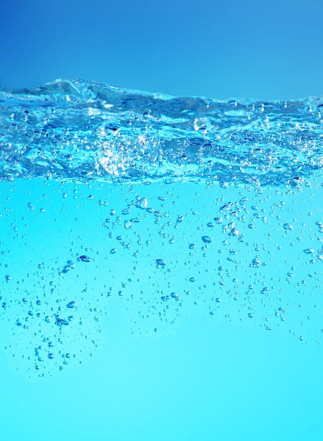 Bolhas de água e ar sobre fundo azul claro