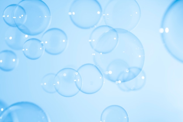 Bolhas de sabão azuis transparentes flutuando como fundo