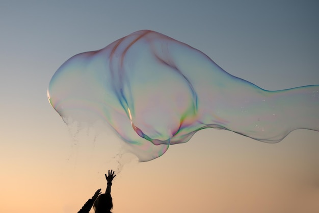 Bolhas de sabão Mãos tentando pegar bolhas de sabão flutuantes Bubble show buble party