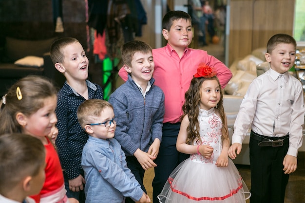 Bolhas de sabão mostram palhaços em festa infantil