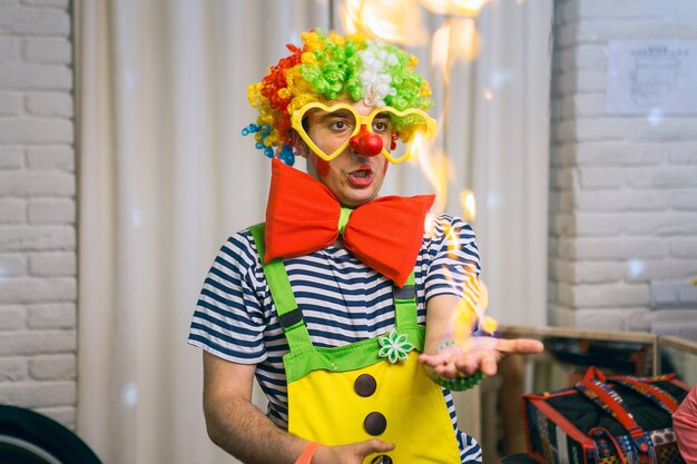 Bolhas de sabão mostram palhaços em festa infantil