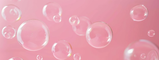 Bolhas de sabão transparentes flutuando em fundo rosa