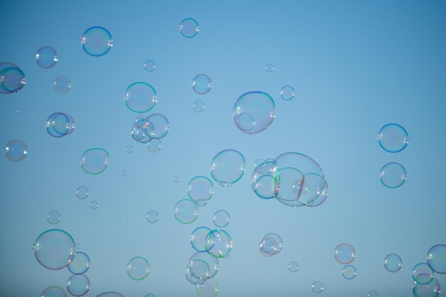 Bolhas de sabão voando no fundo azul do céu