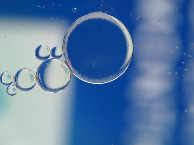 Foto bolhas formando uma linha de vários tamanhos contra um fundo azul