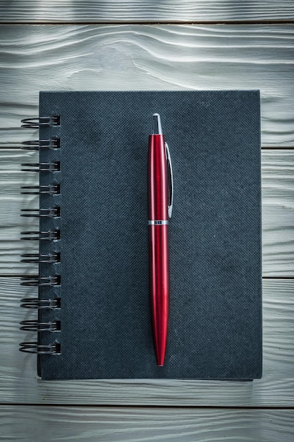Bolígrafo de cuaderno negro