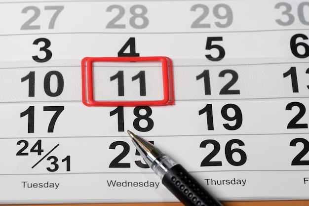 El bolígrafo se encuentra en el calendario.