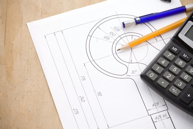 Bolígrafo y lápiz, calculadora en dibujo de grúa de gancho