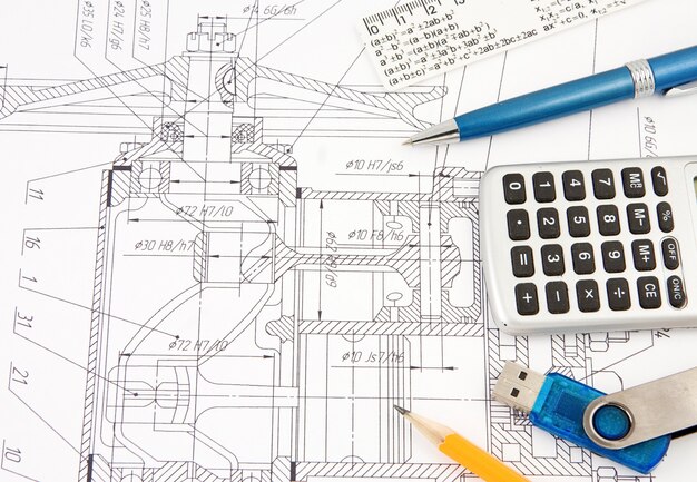 Bolígrafo, lápiz, memoria flash y calculadora en la redacción