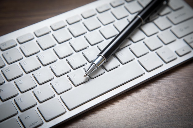 Bolígrafo negro en el teclado de la computadora