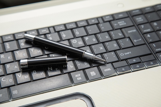 Bolígrafo negro en el teclado de la computadora