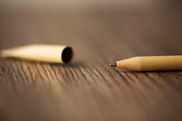 Bolígrafo sobre escritorio de madera.