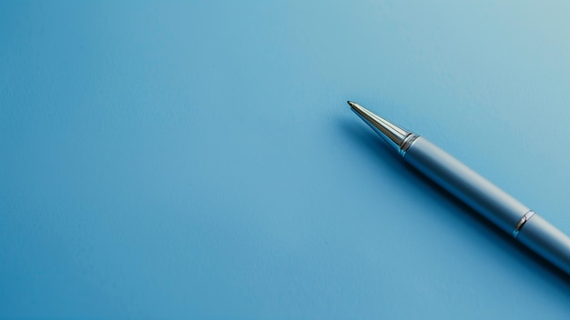 un bolígrafo en una superficie azul