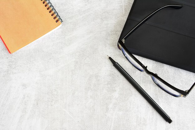 Foto un bolígrafo con una tableta de cuaderno y gafas para copiar espacio