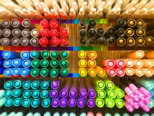 Bolígrafos con color colorido vistos desde el lado del casquillo