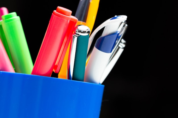Bolígrafos de colores en la cesta