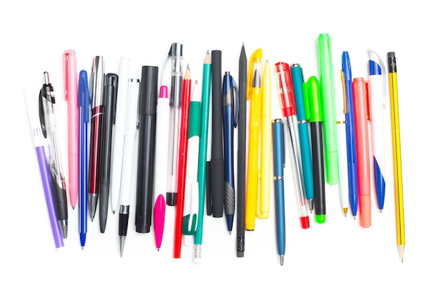 Bolígrafos y lápices sobre fondo blanco.