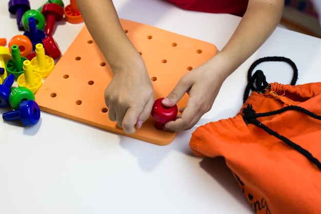 Bolígrafos para niños jugando setas de plástico sobre un fondo blanco.