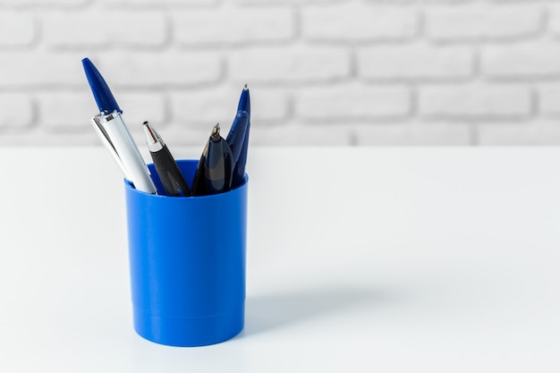 Foto bolígrafos o herramientas de escritura en mesa blanca