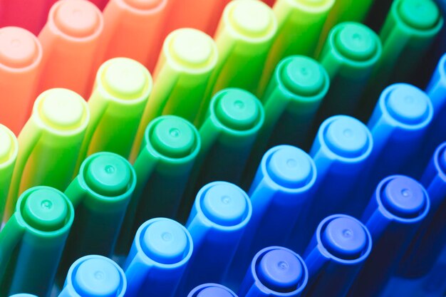 Bolígrafos o lápices de punta de fieltro multicolores en una fila de vuelta a la escuela fondo de concepto o fondo de concepto de creatividad