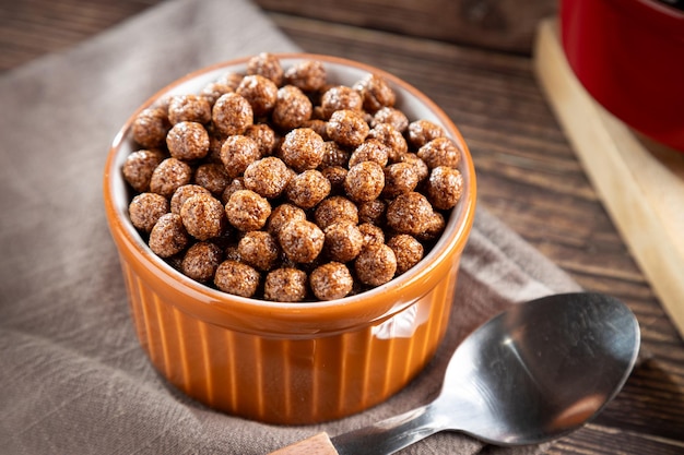 Bolinha com bolinhas de chocolate de cereais