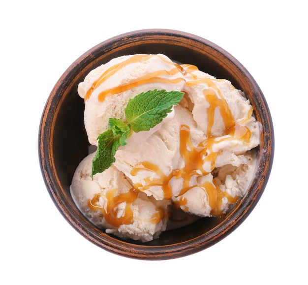 Bolinha com sorvete de caramelo em fundo branco