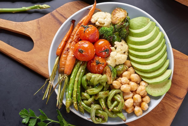 Bolinha de Buda vegetariana com salada de vegetais frescos e grão-de-bico