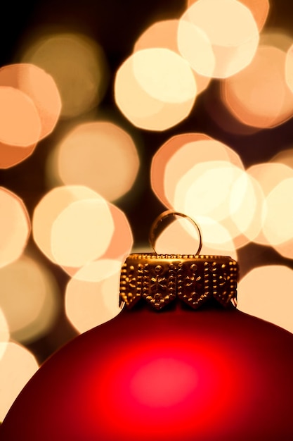 Bolinha de Natal vermelha com luzes azuis em fundo muito superficial DOF