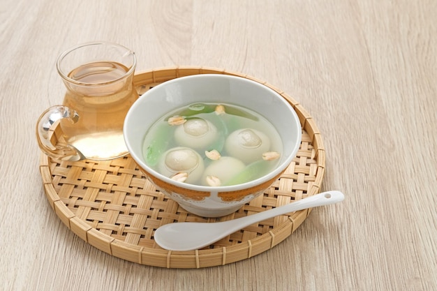 Bolinhas de bolinho de arroz glutinoso Ronde Tang Yuan é uma bebida quente tradicional Foco selecionado