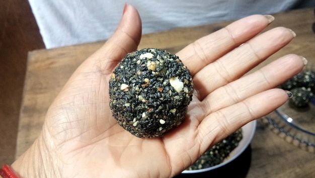 Bolinhas de gergelim preto - doce feito com gergelim e açúcar de palma. Bolas Tilgul Laddu ou Til Gul para makar sankranti, Bolas de thala torradas.